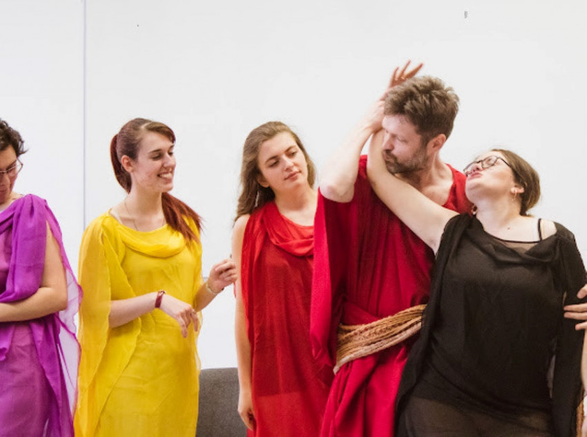 Πώς συγκρούονται ο Ποσειδώνας και ο Βάκχος;  – Guest performance της Happy Özséb Drama Company στην Ουγγρική Εθνική Ταχυμεταφορά