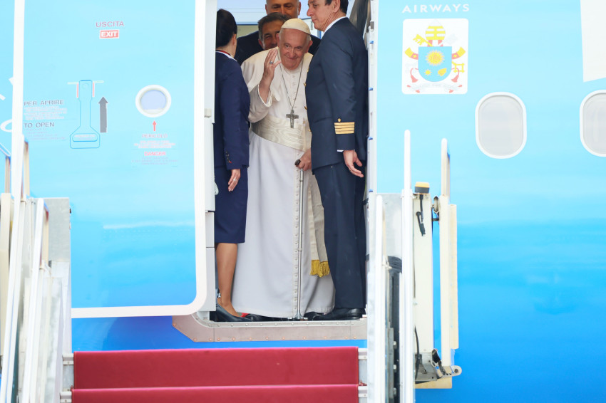 Készen állok mindent megtenni a békéért! – Ferenc pápa teljes sajtótájékoztatója a visszaúton Rómába