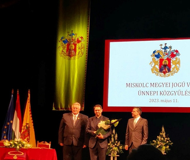 Το Ελληνο-Ρομά Επαγγελματικό Κολλέγιο στο Μίσκολτς έλαβε το βραβείο Pro Minoritate Hungarian Courier