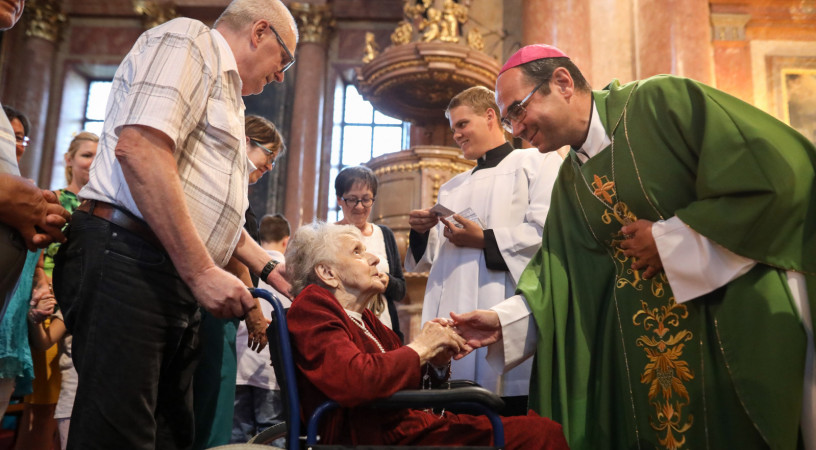 Legyünk egymás ajándékai – Megáldották a nagyszülőket Szombathelyen