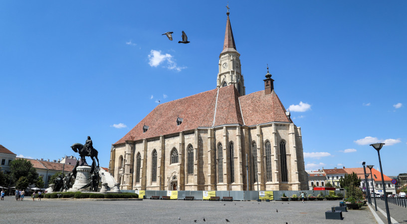 Ragyog a felújított kolozsvári Szent Mihály-templom – KÉPGALÉRIÁVAL