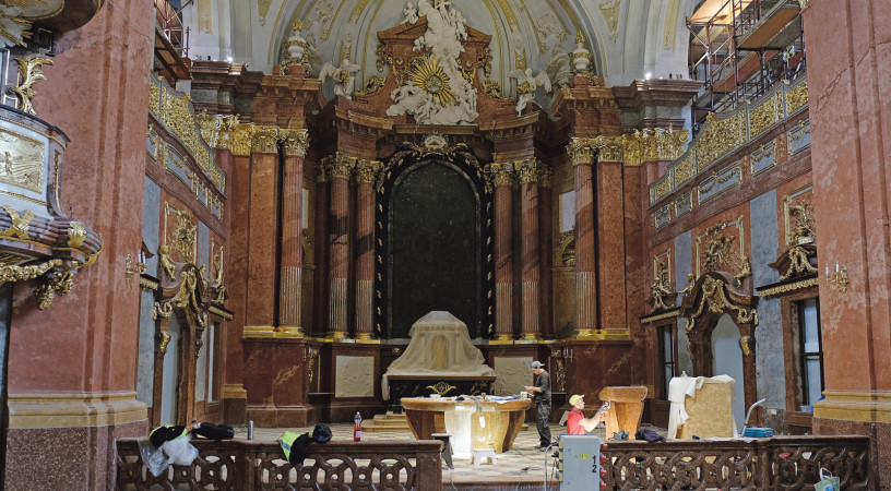 Erdő Péter bíboros áldja meg a székesfehérvári Szent István király székesegyházat augusztus 14-én