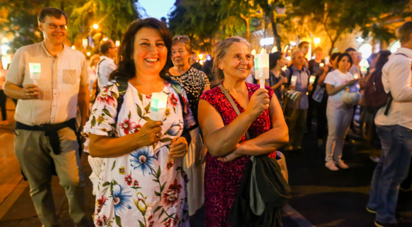 Erdő Péter bíboros vezeti október 8-án a gyertyás rózsafüzér-körmenetet a békéért a budai Várban 