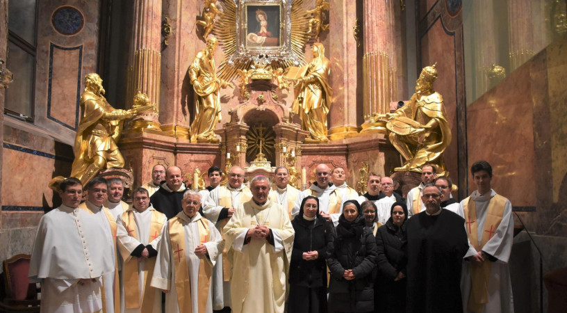 Veres András püspök celebrált szentmisét a megszentelt élet napjának előestéjén Győrben