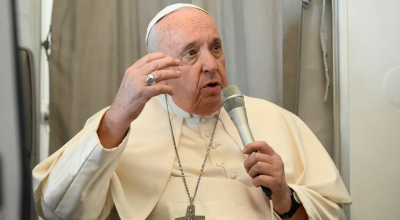 Ferenc pápa sajtótájékoztatója a repülőgépen: Erkölcstelen emberek kihasználták XVI. Benedek halálát