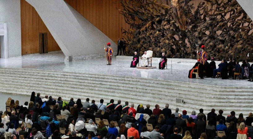 Ferenc pápa katekézise: Isten nem a hatalmasokba, hanem az alázatosakba helyezi reményét
