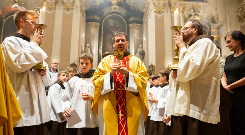 Szent Ferenc minket is élővé tesz – Rendalapítójuk boldog halálát ünnepelték a ferencesek