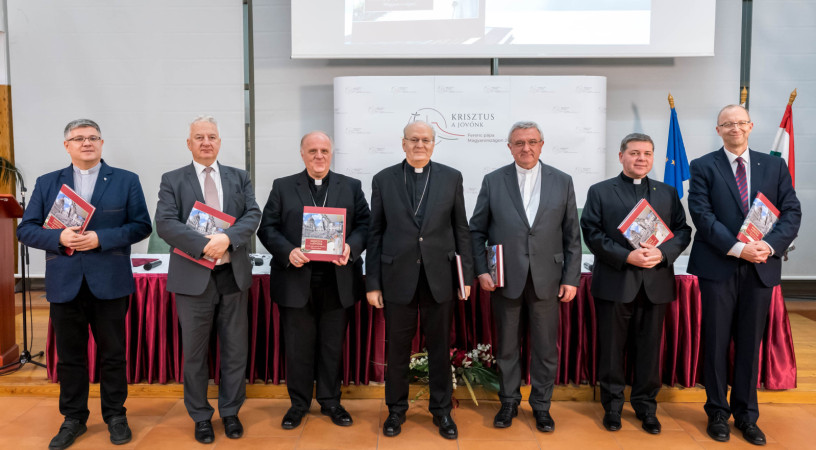 Emlékkönyv és kordokumentum is – Bemutatták a magyarországi pápalátogatásról szóló díszkötetet