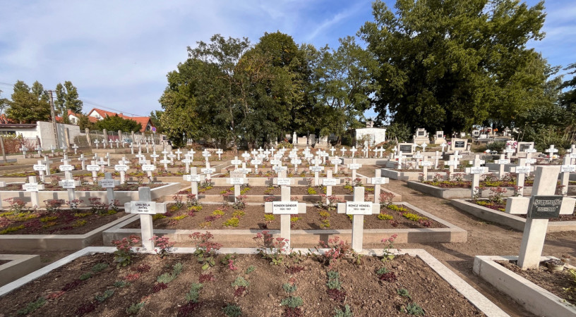 Megújult a székesfehérvári temető papi parcellája