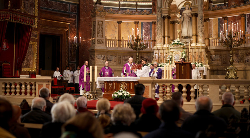 Erdő Péter bíboros halottak napján: Halottainkat Isten szeretetére bízzuk