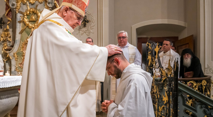 Szent Ányos püspök ünnepén diakónussá szentelték Gál Sámuel bencés testvért Tihanyban