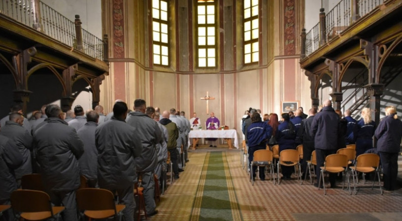A váci börtönben misézett Marton Zsolt püspök 