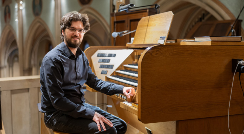 Gyönyörű, amikor a rorátén az első akkord beleúszik a sötétbe – Találkozás Vargha Viktor kántorral