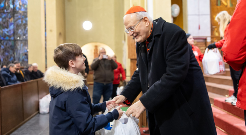 Érezzétek a szeretetet, amit  az ajándék hordoz – Gyerekeket ajándékozott meg Budapesten a Karitász