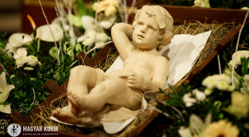 A csecsemő Jézus szó nélkül tanít – Éjféli szentmisék egyházmegyéinkben