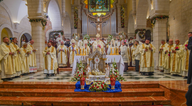 Pizzaballa bíboros karácsony éjjelén Betlehemben: Amikor Isten emberré lesz, „eljegyzi” a valóságot