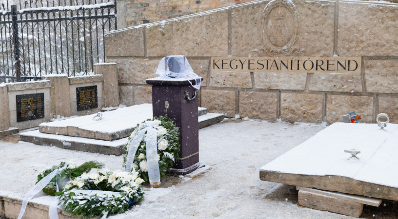 „Nem legyőzni akart minket érveivel, hanem fölemelni” – Végső búcsút vettek Wettstein tanár úrtól