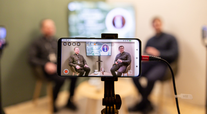 Egyház és fiatalok – Fábry Kornél püspök volt a Café Francesco vendége