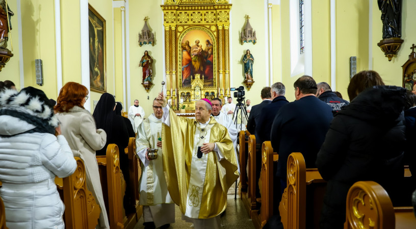 Meghívottak vagyunk – Megáldották a Kalocsai Iskolanővérek felújított templomát Kalocsán