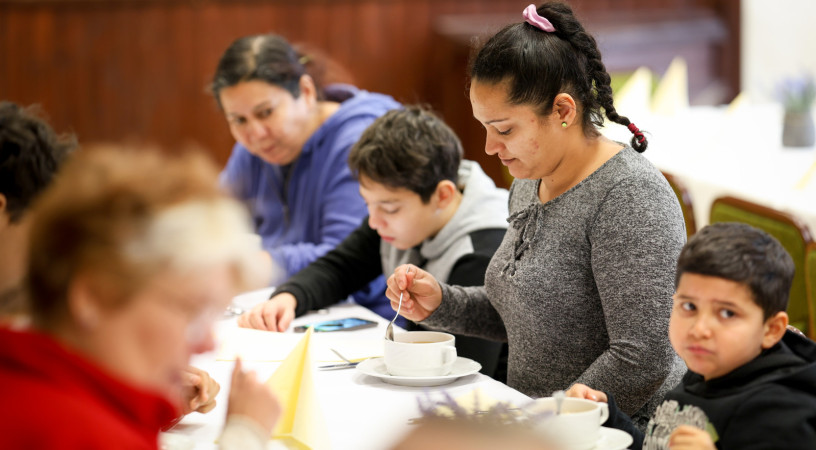 Vendégségben és szeretetben Jézussal – Rászorulókat hívott meg ebédre a Szent Erzsébet Karitász