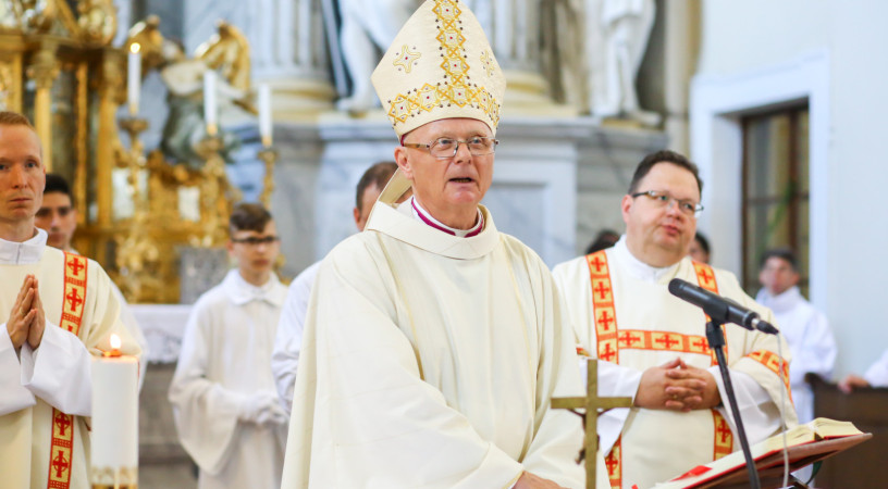 Székely János megköszönte a tisztségéről leköszönő Varga Lajos váci segédpüspöki szolgálatát