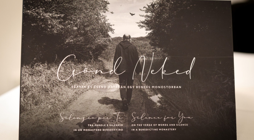 Szavak és csend határán – Színes album jelent meg a bakonybéli bencés monostor életéről