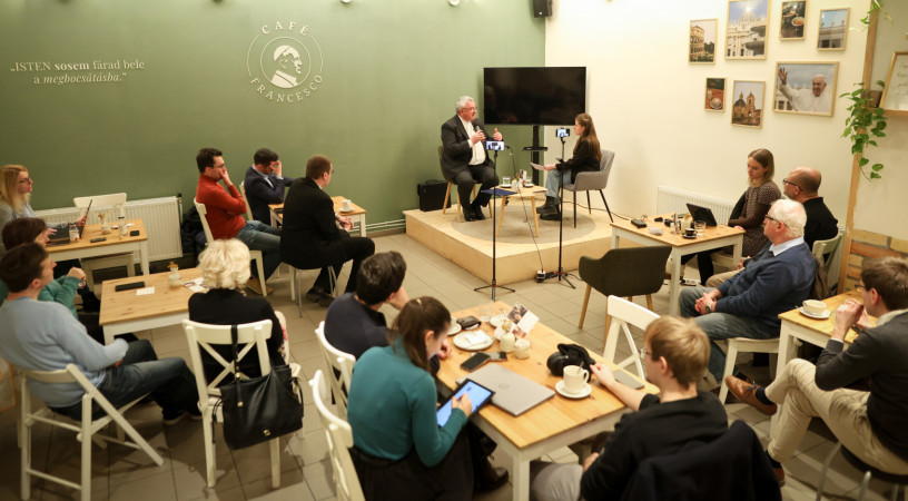 Van, ami mellett keresztényként nem mehetünk el szó nélkül – Veres András püspök a Café Francescóban