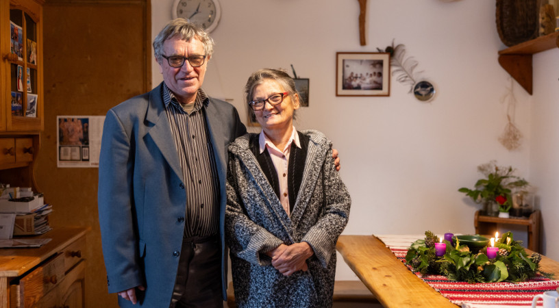 Az anyagban ott van a szobor – Látogatóban a Pro Cultura Christiana díjas Markolt házaspárnál