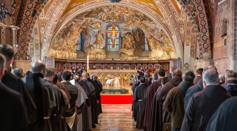 Átvitték Szent Ferenc földi maradványait az assisi bazilika altemplomába – Egy hónapon át láthatóak