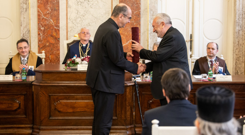 Az emberkép és a fenntartható gazdaság összefüggései – Díszdoktorokat avattak a Pázmányon