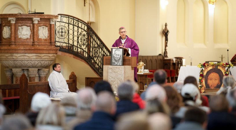 Az út, amelyen járunk, legyen közös út – Elhunyt hajléktalanokért mutattak be szentmisét Budapesten
