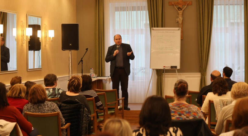 Erkölcsteológiai kérdések az iskolában – Egyházmegyei képzést tartottak pedagógusoknak Debrecenben