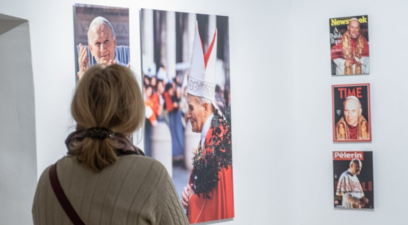 Az emberi méltóság és a béke pápája – Szent II. János Pálról nyílt kiállítás Székesfehérváron