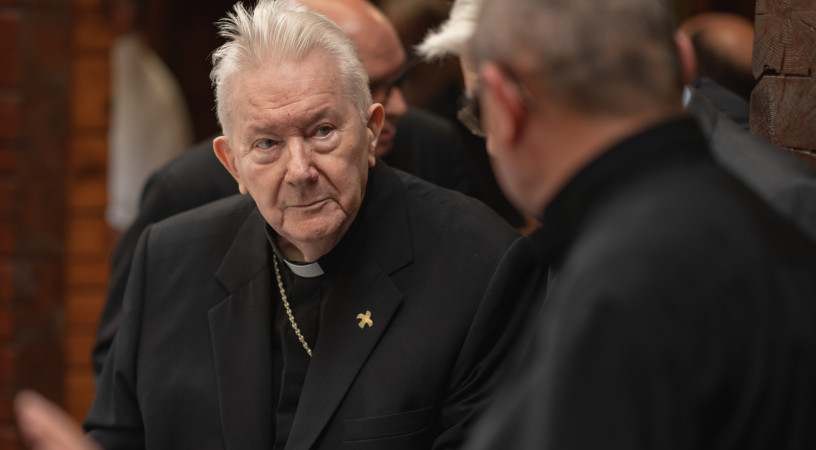 Mindkét kezével védi az Úr, egyikkel tartja, a másikkal pofozgatja – 85 éves Balás Béla püspök