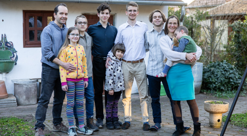 Mindegyik gyermekünk ajándék – Látogatás a nyolcgyermekes Hidvégi házaspárnál
