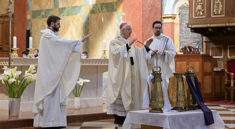 Jézus általunk lesz e nemzedék kortársa – Krizmaszentelés Egerben