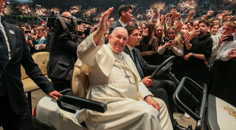 Kapcsolódni vágyó és megnyíló szívvel – Gájer László emlékezése az egy éve elhunyt Ferenc pápára