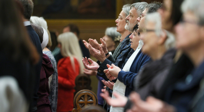 Az Úristen elképesztő ereje tapasztalható – Gyógyító és dicsőítő imaest a Szent Margit-templomban