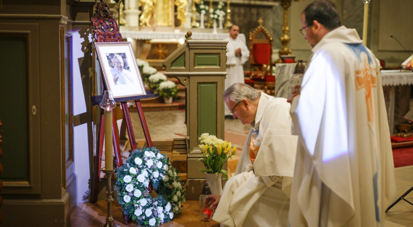 Elfogad, befogad, szeret – Ferenc pápára emlékeztek a budapesti Avilai Nagy Szent Teréz-templomban 
