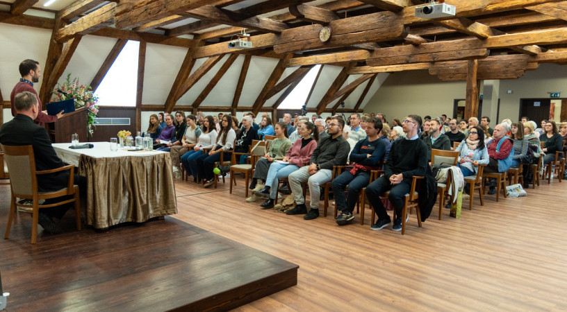 A Bibliáról másfél óra alatt – Beszélgetés Fábry Kornél püspökkel a Szentírásról Pécsen