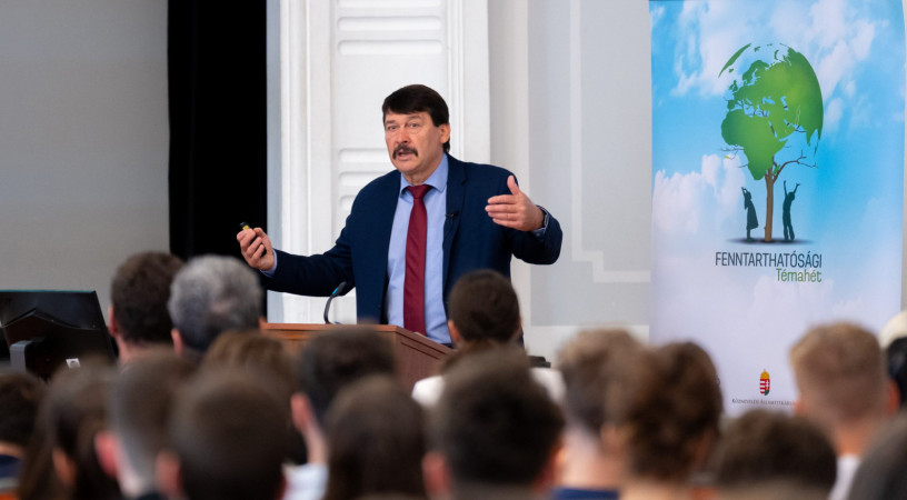 Az erdők valódi értéke – Áder János tartott előadást a Váci Piarista Gimnáziumban