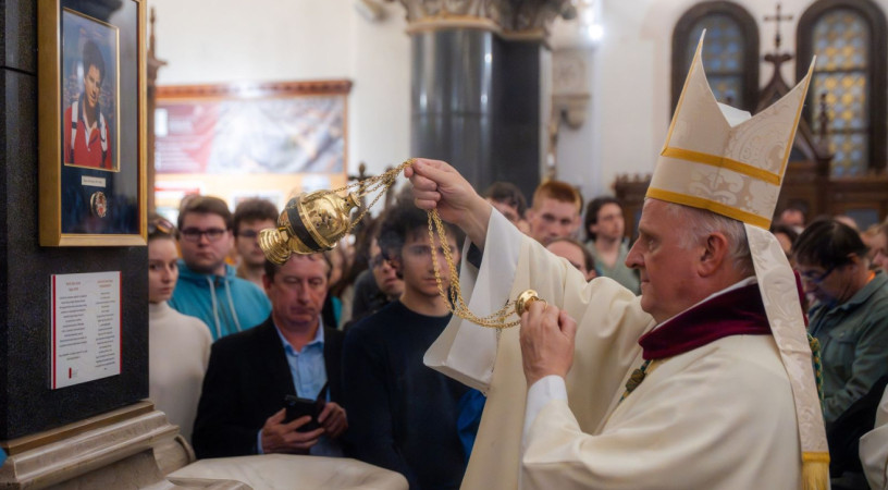 Közelebb Jézushoz – Elhelyezték Carlo Acutis ereklyéjét a budapesti Jézus Szíve jezsuita templomban