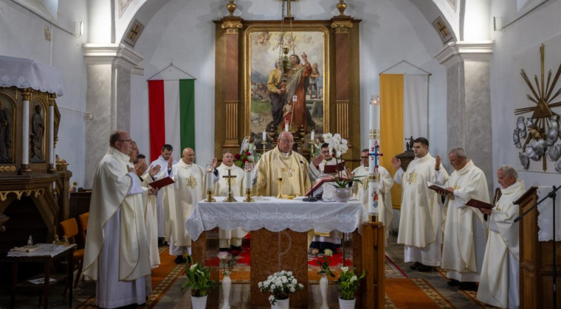 Papi és szerzetesi hivatásokért mutatott be szentmisét Palánki Ferenc püspök