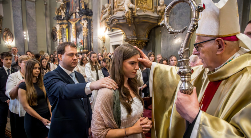 A Szentlélek erejével egy zaklatott világban – Bérmálás a budapesti Szent Anna-templomban