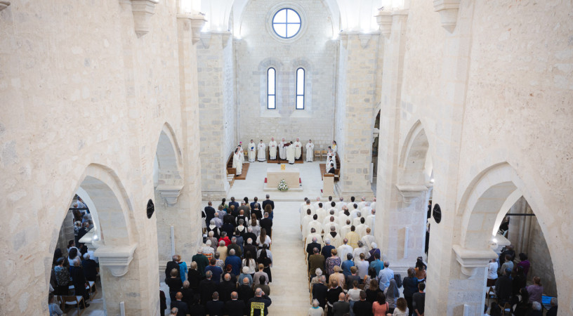 Újjáépítjük a kapcsolatokat is – Megáldották a felújított apátsági templomot Bélapátfalván