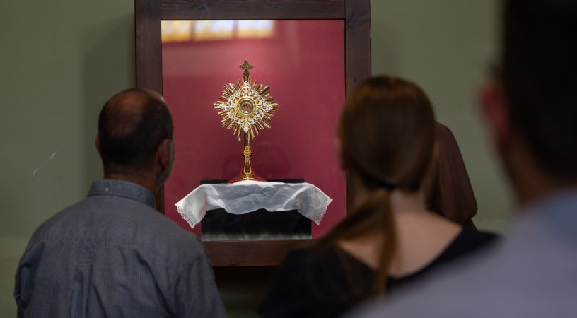 Meghallotta Jézus szavát – Elhelyezték az esztergomi ferences templomban Carlo Acutis ereklyéjét