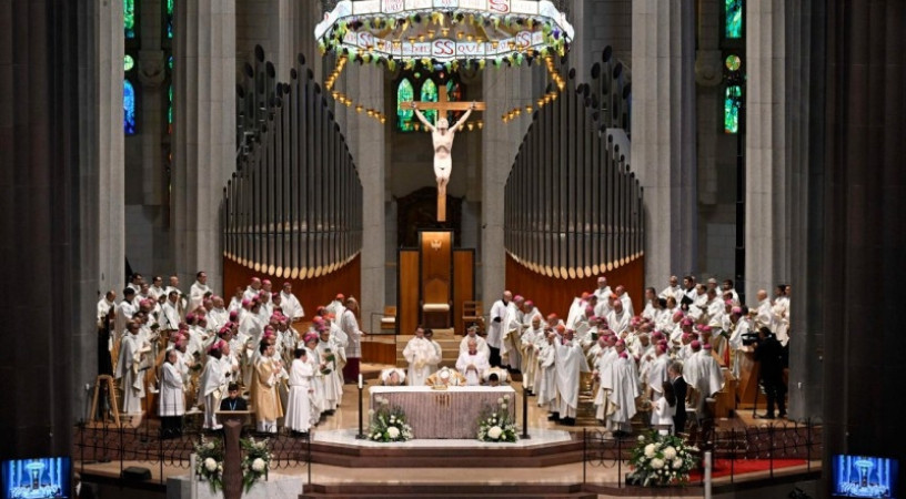 Leó pápa homíliája Sagrada Famíliában: Nem hihetünk Jézusban, ha közben a háborút támogatjuk