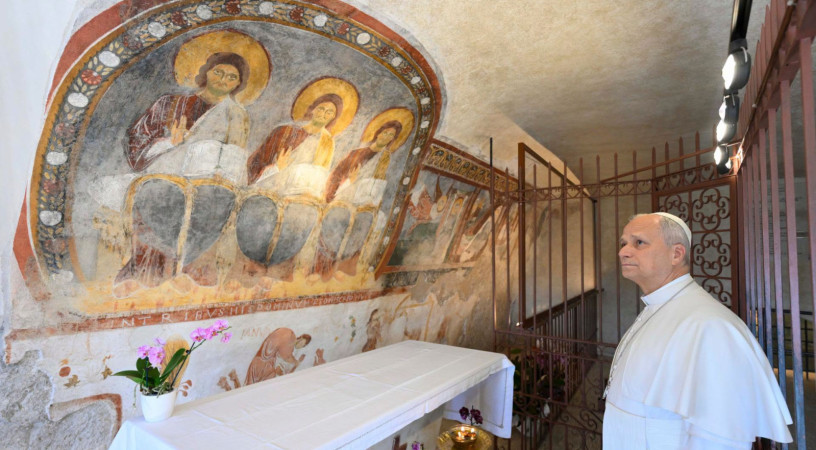 Leó pápa a vallepietrai kegyhelyen a különleges Szentháromság-ikon előtt imádkozott