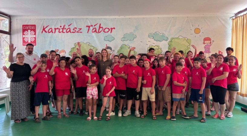 Forsthoffer Ágnes látogatást tett a Katolikus Karitász balatonakali táborában