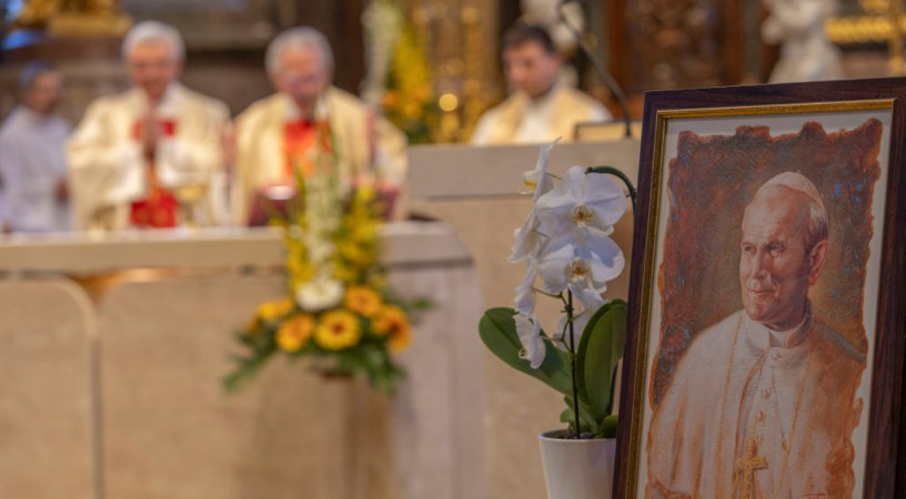 „Ne féljetek!” – Szent II. János Pál pápa 30 évvel ezelőtti látogatására emlékeztek Győrben